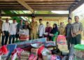 Badan Amil Zakat Nasional (Baznas) Kabupaten Barru, Sulawesi Selatan mengunjungi dan memberikan bantuan kepada para korban kebakaran di Dusun Ele, Desa Lompo Tengah, Kecamatan Tanete Riaja, Senin (18/9/2023)