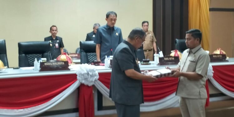 --Wakil Wali Kota Parepare, H Pangerang Rahim mewakili Wali Kota Parepare, Dr HM Taufan Pawe resmi menyerahkan Rancangan Peraturan Daerah (Ranperda) tentang Perubahan Anggaran Pendapatan dan Belanja Daerah (APBD) Kota Parepare Tahun Anggaran 2023 ke DPRD Parepare dalam rapat paripurna di Gedung DPRD Parepare, Senin (11/9/2023)