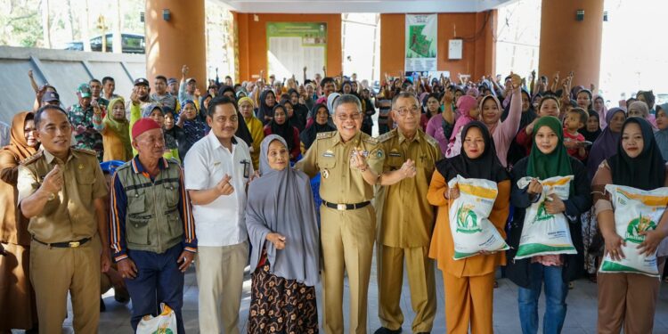 Taufan Pawe Salurkan Beras CPP ke 2.677 KK di Kecamatan Soreang