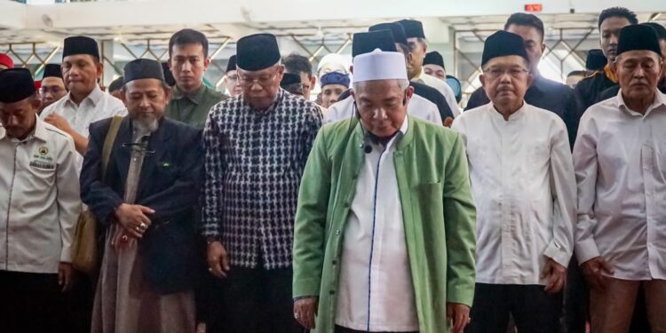 Wali Kota Parepare, Taufan Pawe (TP) mengikuti Salat Jenazah mantan Gubernur Sulsel HM Amin Syam di Masjid Al Markaz, Kota Makassar, Sabtu (2/9/2023)