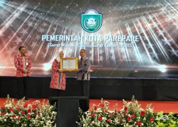 Wakil Wali Kota Parepare, H Pangerang Rahim yang hadir mewakili Wali Kota Parepare menerima penghargaan dari Deputi Bidang Pembinaan Kearsipan Arsip Nasional RI, Dra Desi Pratiwi MIM di Hotel Sunan Surakarta, Rabu (6/9/2023)