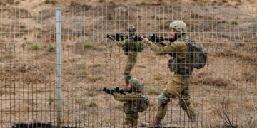 Tentara Israel memindai suatu area sementara sirene berbunyi saat roket dari Gaza diluncurkan ke arah Israel, dekat Sderot, Israel selatan, 9 Oktober 2023. (Foto: REUTERS)