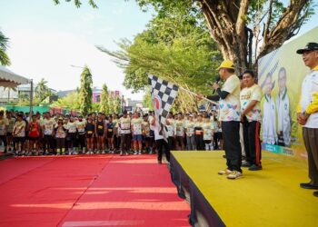 Wali Kota Parepare, HM Taufan Pawe yang melepas resmi dari Alun-alun Lapangan Andi Makkasau, Parepare, Ahad pagi (15/10/2023), memberikan semangat kepada para peserta