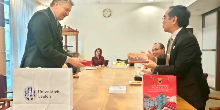 Rektor Unhas, Prof Jamaluddin Jompa tampak bercengkerama dan akrab dengan Prof Tymour Forouzanfar (Head of Department) Leiden University.(Sumber Foto: Prof Ruslin)