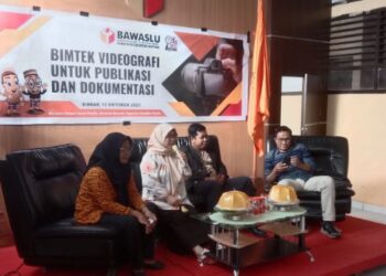Mantan Kabiro TransTV Makassar Latih Staf dan Panwascam Se Sidrap Teknik Videografi