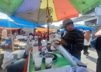 Foto : Nasri, pedagang es campur di Pasar Kariango, Pinrang, Sulawesi Selatan.