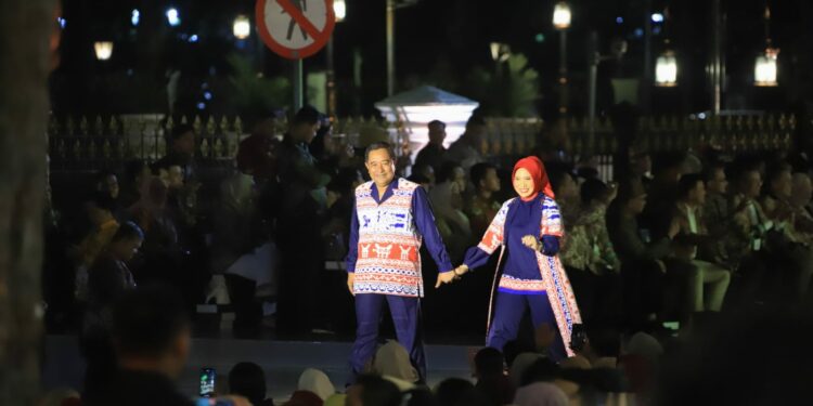 Pj Gubernur Sulsel Bahtiar Baharuddin, didampingi Pj Ketua Tim Penggerak PKK Sulsel Sofha Marwah Bahtiar, menghadiri acara Istana Berbatik dalam rangka peringatan Hari Batik Nasional yang digelar di depan Istana Merdeka, Jakarta Pusat, Ahad malam (1/10/2023)