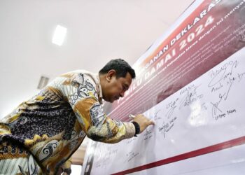 PJ Gubernur Sulsel Bahtiar Baharuddin melakukan tanda tangan delarasi pemilu damai 2024