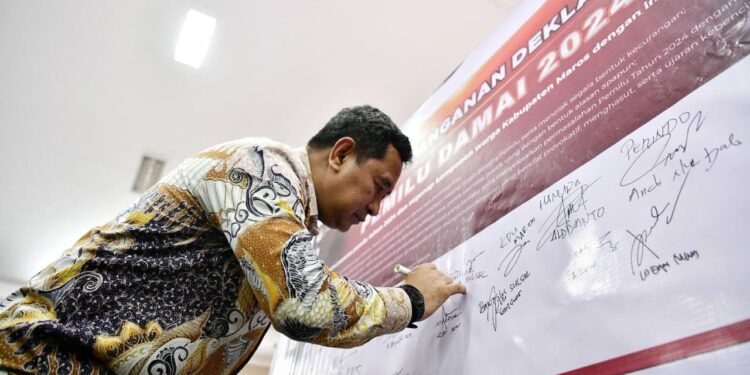 PJ Gubernur Sulsel Bahtiar Baharuddin melakukan tanda tangan delarasi pemilu damai 2024