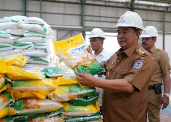 - Penjabat Gubernur Sulawesi Selatan (Sulsel), Bahtiar Baharuddin, meninjau langsung gudang beras milik Bulog, di Panaikang, Kota Makassar
