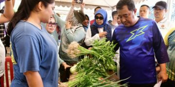 Penjabat Gubernur Sulsel, Bahtiar Baharuddin, meninjau Gerakan Pangan Murah yang digelar Pemerintah Kabupaten Bone, di Lapangan Merdeka Watampone, Ahad (8/10/2023)