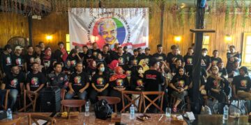 Komunitas relawan Solidaritas Ganjar Pranowo (Sigap) Kota Parepare mendeklarasikan bakal calon presiden Ganjar Pranowo di Ruang Seduh Coffee Parepare, Sulawesi Selatan, pada Ahad (15/10/2023)