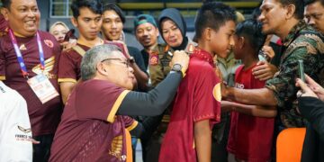 Wali Kota Parepare HM Taufan Pawe membubuhkan tanda tangannya di kostum salah satu suporter PSM Makassar, di Stadion Gelora BJ Habibie (GBH), Kota Parepare, Jumat (20/10/2023)