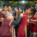 Wali Kota Parepare HM Taufan Pawe membubuhkan tanda tangannya di kostum salah satu suporter PSM Makassar, di Stadion Gelora BJ Habibie (GBH), Kota Parepare, Jumat (20/10/2023)