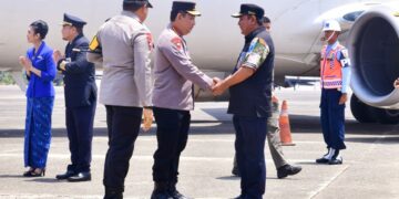 Kepala Kepolisian Republik Indonesia (Kapolri), Jenderal Polisi Listyo Sigit Prabowo (kiri)  memuji kepemimpinan Bahtiar Baharuddin sebagai Penjabat Gubernur di Sulsel