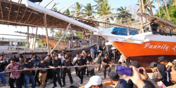 Tradisi Annyorong Lopi atau mendorong perahu, menjadi salah satu rangkaian Festival Phinisi, yang digelar Pemerintah Kabupaten Bulukumba