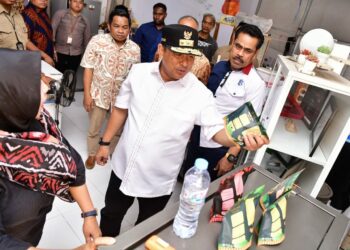Penjabat Gubernur Sulsel, Bahtiar Baharuddin, melakukan kunjungan ke pelaku industri mete PT. Bunly Abadi Bersama, di Kompleks Perdos Unhas Blok H-20 Tamalanrea, Ahad (29/10/2023)
