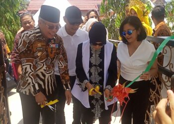 Wali Kota Parepare Taufan Pawe meresmikan makam bersama keluarga Alm Andi Mallarangeng yang hadir langsung di Parepare, Senin (2/10/2023)