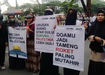 Ratusan orang dari berbagai organisasi Islam di Sumatera Utara (Sumut) melakukan aksi di depan Gedung DPRD Sumut, Jumat (13/10/2023)