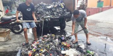 Petugas kebersihan DLH Kota Parepare mengambil langkah cepat membersihkan dan mengangkut sampah berserakan di beberapa titik, Sabtu, (4/11/2023). (Sumber Foto: Artikel News)