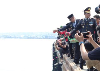 Pj Wali Kota Parepare, Akbar Ali dan jajarannya melakukan tabur bunga di dermaga Pelabuhan Cappa Ujung, Jumat (10/11/2023). (Sumber Foto: Artikel News)