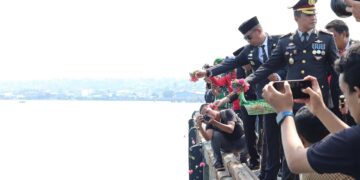 Pj Wali Kota Parepare, Akbar Ali dan jajarannya melakukan tabur bunga di dermaga Pelabuhan Cappa Ujung, Jumat (10/11/2023). (Sumber Foto: Artikel News)