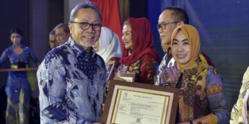Kadis Perdagangan Kota Parepare, Hj A Wisnah T SE MSi, menerima penghargaan dari Menteri Perdagangan RI Zulkifli Hasan di Pullman Hotel, Bandung, Jawa Barat, Jumat (10/11/2023). (Sumber Foto: Artikel News)
