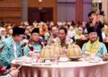 Menko PMK Indonesia, Prof. Dr. Muhadjir Effendy berbincang bersama Pj Gubernur Sulsel, Bahtiar Baharuddin saat menghadiri Silaknas ICMI di Hotel Four Points by Sheraton, Sabtu, (1/11/2023). ( Sumber Foto: Humas Pemprov Sulsel)