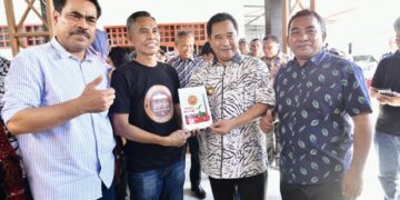 Pj Gubernur Sulsel, Bahtiar Baharuddin dan Bupati Luwu Basmin Mattayang, kunjungan ke Kelurahan Larompong, Ahad (5/11/2023). (Humas Pemprov Sulsel)