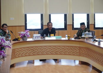 Ketua PDM Parepare, Dr KH Mahsyar Idris bersama Pj Wali Kota Parepare, Akbar Ali membahas milad Muhammadiyah, Senin (20/11/2023). (Sumber: Artikel News)