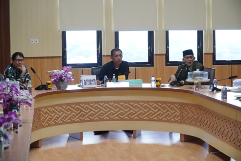 Ketua PDM Parepare, Dr KH Mahsyar Idris bersama Pj Wali Kota Parepare, Akbar Ali membahas milad Muhammadiyah, Senin (20/11/2023). (Sumber: Artikel News)