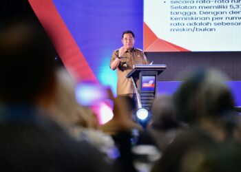 Pj Gubernur Sulsel, Bahtiar Baharuddin berbicara dalam Makassar Leadership Summit, Senin, (27/11/2023). (Sumber: Humas Pemprov Sulsel)