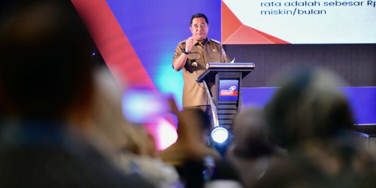 Pj Gubernur Sulsel, Bahtiar Baharuddin berbicara dalam Makassar Leadership Summit, Senin, (27/11/2023). (Sumber: Humas Pemprov Sulsel)