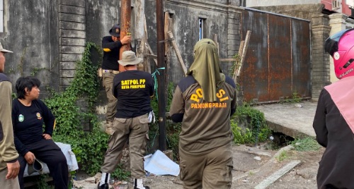 Bawaslu dan Satpol PP Parepare Bersihkan APK Bawaslu dan Satpol PP Parepare Bersihkan APK