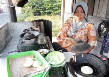 Amriati, Pedagang Roti Beras di Kelurahan Lompoe, Kecamatan Bacukiki.