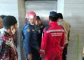 Petugas damkar yang siap mengevakuasi seorang dosen dan dua mahasiswa yang terjebak dalam lift di Universitas Fajar, Jumat (3/11/2023) lalu