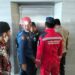 Petugas damkar yang siap mengevakuasi seorang dosen dan dua mahasiswa yang terjebak dalam lift di Universitas Fajar, Jumat (3/11/2023) lalu