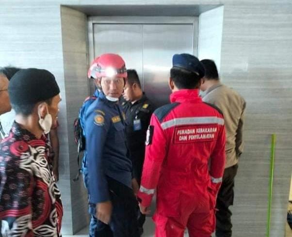 Dosen dan Dua Mahasiswa Terjebak di Lift Unifa, Petugas Damkar Tanggap  Cepat Lakukan Aksi Penyelamatan