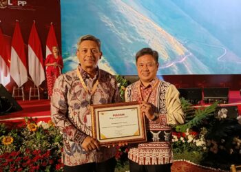 Pj Sekda mewakili Pj Gubernur Sulawesi Selatan menerima penghargaan pada sesi Anugrah Pengadaan 2023 dalam kategori Pemerintah Provinsi dengan Persentase Nilai Transaksi PDN (Produk Dalam Negeri)