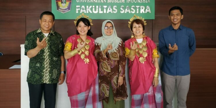 Dua warga Jepang mengenakan pakaian adat Bugis-Makassar, Baju Bodo di Fakultas Sastra UMI, Jumat (10/11/2023)