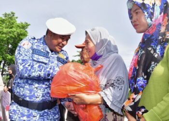 Pj Gubernur Sulsel Serahkan Bantuan sebagai Bentuk Peringatan Hari Bela Negara