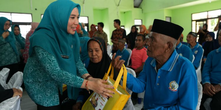 Lansia Parepare Menangis Haru Dikunjungi Sofha Marwah Bahtiar Lansia Parepare Menangis Haru Dikunjungi Sofha Marwah Bahtiar