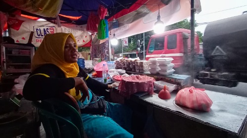Atika Raup Ratusan Ribu Perhari dari Putu Cangkir Atika Raup Ratusan Ribu Perhari dari Putu Cangkir