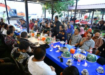 Penjabat Gubernur Sulawesi Selatan (Sulsel), Bahtiar Baharuddin, melakukan peninjauan ke Pelabuhan Perikanan Boddia, Kabupaten Takalar, Ahad (3/12/2023)