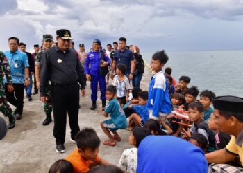 Pj Gubernur Sulsel, Bahtiar Baharuddin berinteraksi dengan masyarakat dan nelayan termasuk anak-anak
