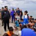 Pj Gubernur Sulsel, Bahtiar Baharuddin berinteraksi dengan masyarakat dan nelayan termasuk anak-anak