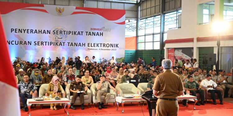 Pj Sekprov  Sulsel Serahkan Sertifikat Tanah ke Warga di Lima Kabupaten/Kota