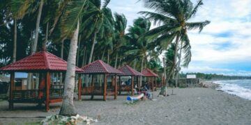 Pantai Lowita Tempat Hits Kumpul Bersama Keluarga 