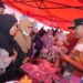 Warga tampak antusias menyambut pasar murah di Kecamatan Malili, Senin, (22/01/2024). (Sumber: Humas Pemprov Sumsel)