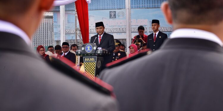 Pj Gubernur Sulsel, Bahtiar Baharuddin, jadi inspektur upacara dalam peringatan Hari Bhakti Imigrasi Ke-74 Tingkat Provinsi Sulsel. (Sumber: Humas Pemprov Sulsel)